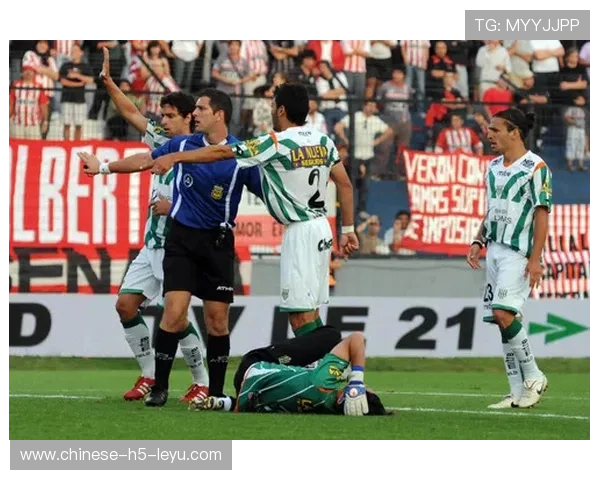 “球迷烟花意外致门将受伤,国米赛后公开道歉事件发酵” “球迷烟花意外致门将受伤,国米赛后公开道歉事件发酵”