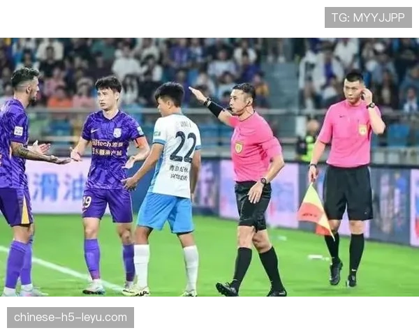 天津津门虎1-0领先浙江队,进球源自战术角球配合后的禁区乱战